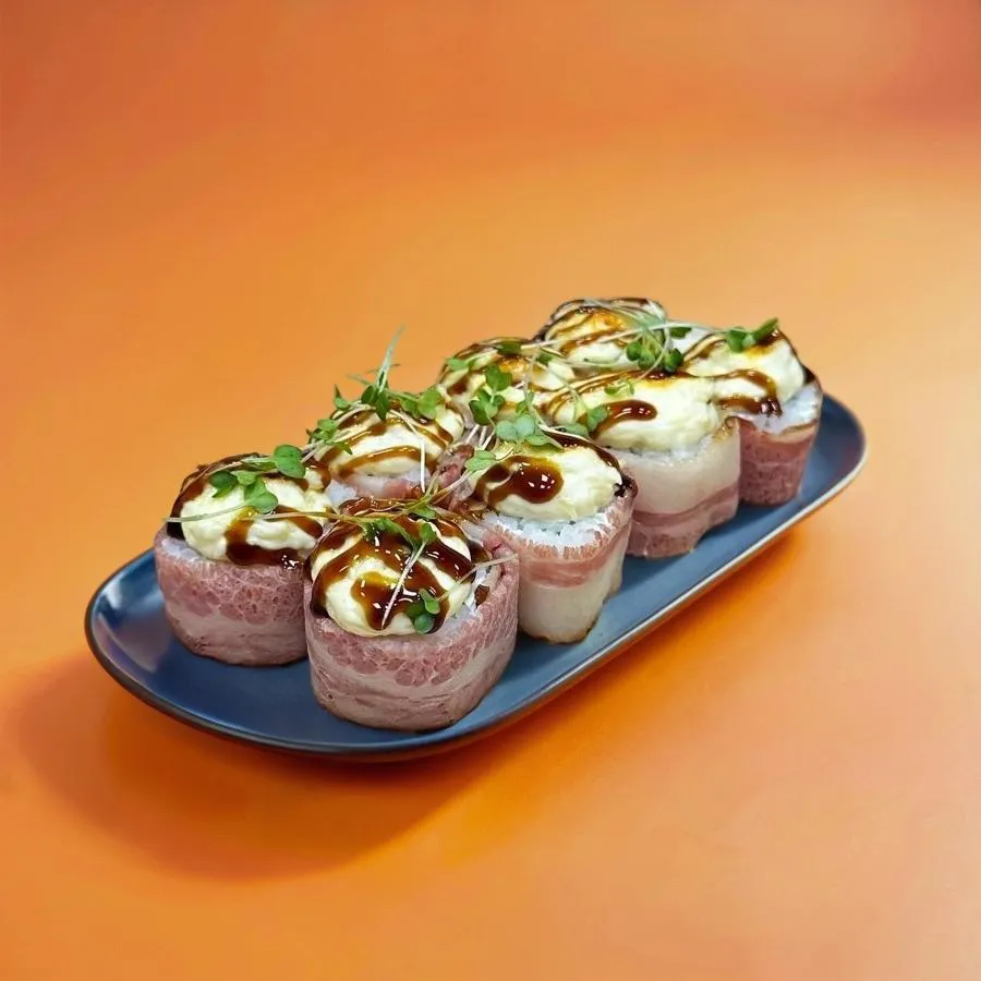 Запеченный ролл в беконе с гребешком